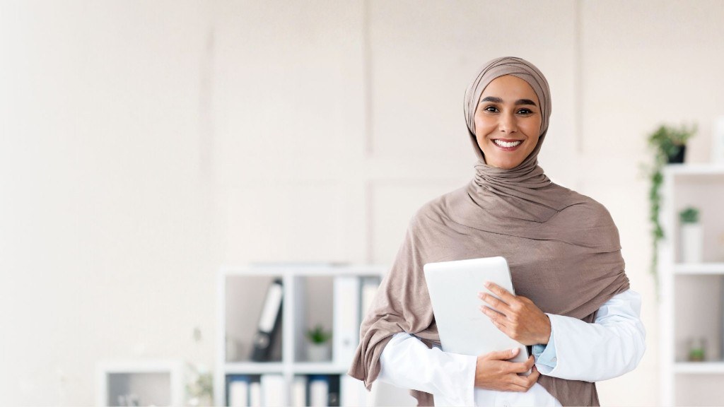 A Maristan Clinic therapist welcoming patients in a bright, modern clinical setting